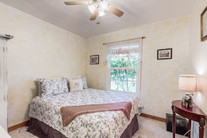 View from room - Cozy Cottage Near the Beach With Internet, AC, Washer/dryer (Fernandina Beach)