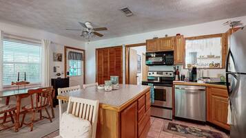 House, Multiple Beds, Patio, Garden View (4630 Whimbrel Ln) | Private kitchen