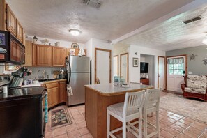 House, Berbilang Katil, Patio, Garden View (4630 Whimbrel Ln) | Dapur peribadi