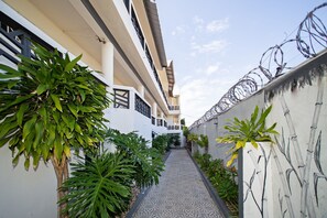 Property grounds -  1-bedroom apartment  central Sosua. No Car or scooter need. Close to everything (Sosúa)