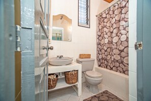 Shower, towels, toilet paper -  1-bedroom apartment  central Sosua. No Car or scooter need. Close to everything (Sosúa)