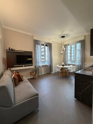 Smart TV - A mix of history in the Fashion Quadrilateral, in the center of world luxury. (Milano)