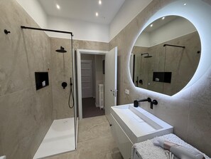 Shower, hair dryer, bidet, towels - A mix of history in the Fashion Quadrilateral, in the center of world luxury. (Milano)