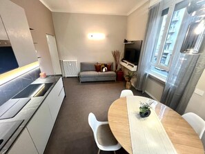 Ein modernes Apartment mit Küche, Essbereich und Wohnzimmer.