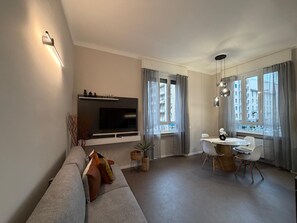 Smart TV - A mix of history in the Fashion Quadrilateral, in the center of world luxury. (Milano)