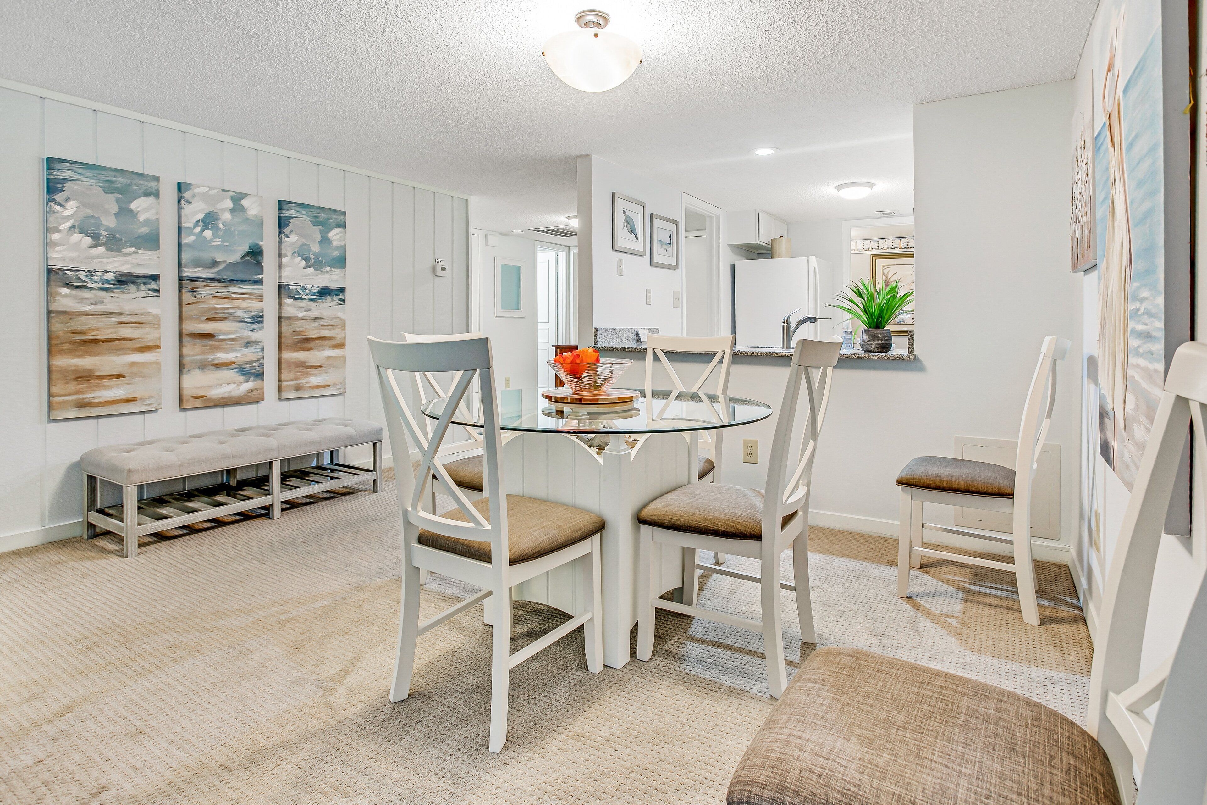 Huoneisto, useita sänkyjä, pääsy uima-altaalle, näköala uima-altaalle (2022 Beach Wood) | 2 makuuhuonetta, yksilöllisesti sisustettu, yksilöllisesti kalustettu