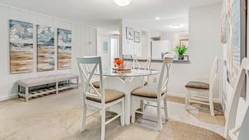 Huoneisto, useita sänkyjä, pääsy uima-altaalle, näköala uima-altaalle (2022 Beach Wood) | 2 makuuhuonetta, yksilöllisesti sisustettu, yksilöllisesti kalustettu