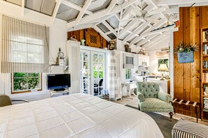 House, 1 Double Bed, Patio, Beach View (Baby Breezy Tree House) - Charming Getaway w/ a Kitchenette & Free Wifi - Walk to the Beach (St. Simons Island)