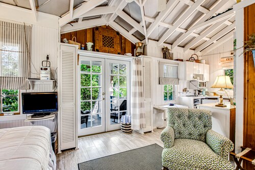 Charming Getaway w/ a Kitchenette & Free Wifi - Walk to the Beach