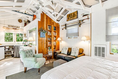 Charming Getaway w/ a Kitchenette & Free Wifi - Walk to the Beach