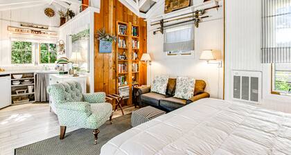 Charming Getaway w/ a Kitchenette & Free Wifi - Walk to the Beach