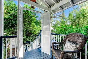 Property grounds - Charming Getaway w/ a Kitchenette & Free Wifi - Walk to the Beach (St. Simons Island)