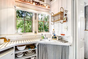 Interior - Charming Getaway w/ a Kitchenette & Free Wifi - Walk to the Beach (St. Simons Island)