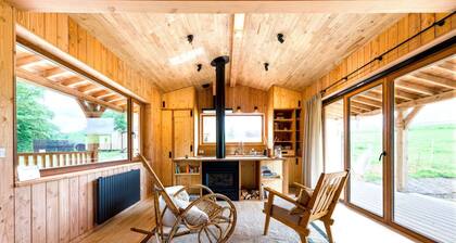Cabane du Faucon: Cosy cabin in the heart of nature, a peaceful retreat to recharge