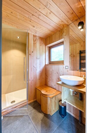 Douche, bidet, serviettes fournies