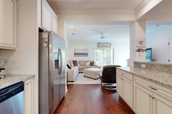 Maison mitoyenne, plusieurs lits, patio, vue jardin (Mariner's Landing 602) | Intérieur