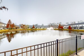 Property grounds - Cozy Island Townhouse W/screened Porch, Shared Pool, & Serene Pond Views (St. Simons Island)