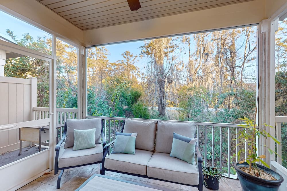 Cozy Island Townhouse W/screened Porch, Shared Pool, & Serene Pond Views - Blythe Island, GA