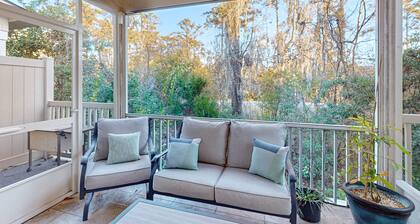 Cozy Island Townhouse W/screened Porch, Shared Pool, & Serene Pond Views