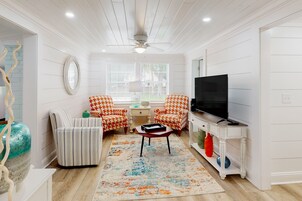 House, 1 Queen Bed, Kitchen, Garden View (Jewel's Cottage) | Living area