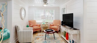 Cozy Cottage Near Beach/bars/dining With Enclosed Yard, AC, & W/D