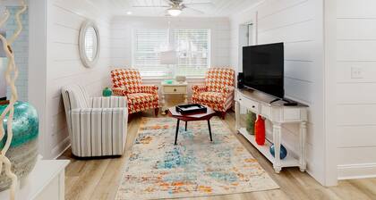 Cozy Cottage Near Beach/bars/dining With Enclosed Yard, AC, & W/D