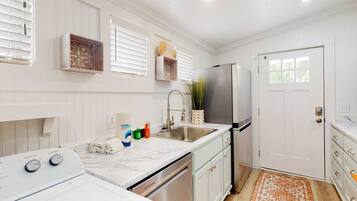 House, 1 Queen Bed, Kitchen, Garden View (Jewel's Cottage) | Private kitchen