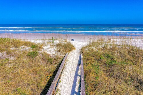 Comfortable Retreat With Large Yard & Beautiful Furnishings - Close to Beaches