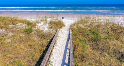 Comfortable Retreat With Large Yard & Beautiful Furnishings - Close to Beaches