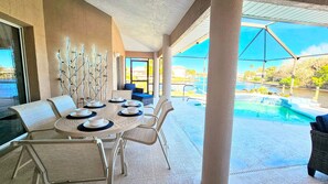 Rumah, Beberapa Tempat Tidur, akses ke kolam renang (Captain's Key Waterside Retreat) | Tempat makan outdoor