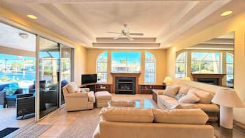 Huis, Meerdere bedden, toegang tot zwembad, uitzicht op zwembad (Captain's Key Waterside Retreat) | Woonruimte