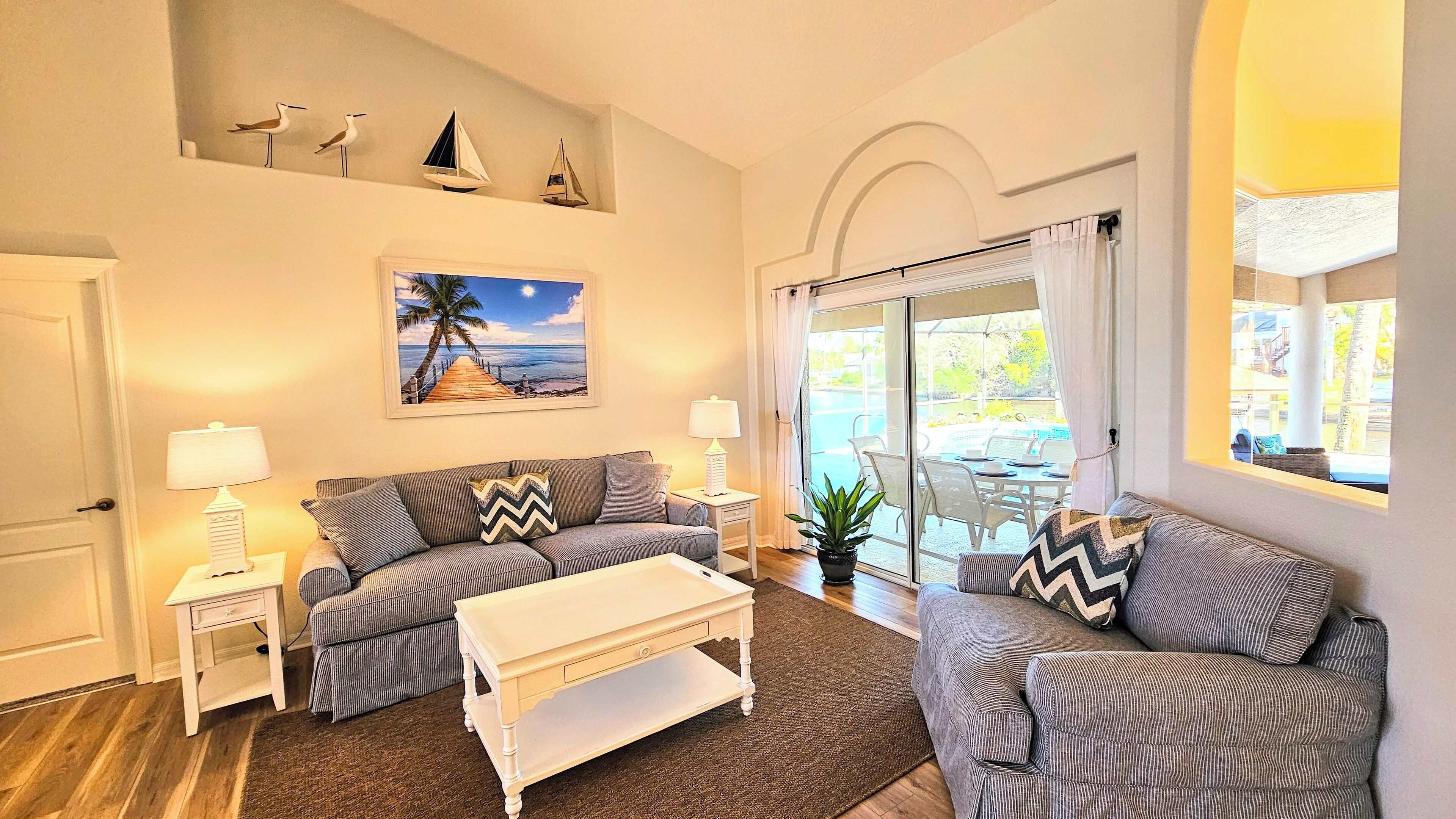 Casa, várias camas, acesso à piscina, vista para a piscina (Captain's Key Waterside Retreat) | Área de estar