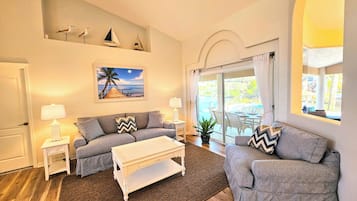 Casa, várias camas, acesso à piscina, vista para a piscina (Captain's Key Waterside Retreat) | Área de estar