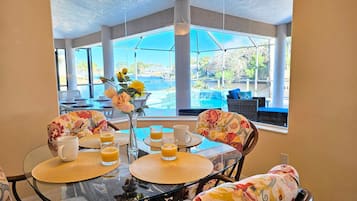 Casa, várias camas, acesso à piscina, vista para a piscina (Captain's Key Waterside Retreat) | 3 quartos, individualmente decorados, individualmente mobiliados