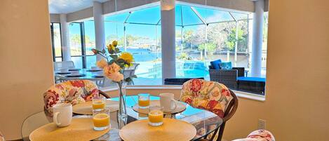 Maison, plusieurs lits, accès piscine, vue piscine (Captain's Key Waterside Retreat)