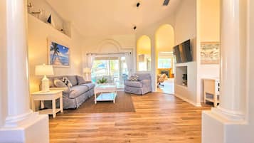 Casa, várias camas, acesso à piscina, vista para a piscina (Captain's Key Waterside Retreat) | Área de estar