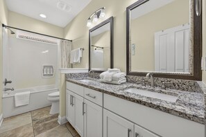 Shower, hair dryer, towels, soap - Arcade Fun! 2 Kings, Walk to Beach + Resort Pool & Hot Tub (Destin)