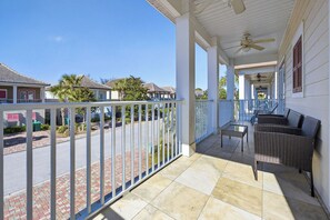 Terrace/patio - Arcade Fun! 2 Kings, Walk to Beach + Resort Pool & Hot Tub (Destin)