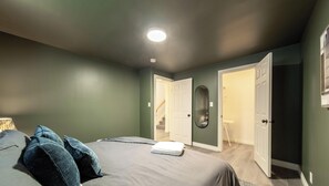 1 bedroom, iron/ironing board, travel cot, free WiFi - Cozy Suite w/ Full Kitchen, In-Suite Laundry, King Bedroom • Sleeps 4 (Edmonton)