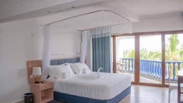 Suíte, sacada, vista para o mar | Cofres nos quartos, escrivaninha, espaço de trabalho para notebook