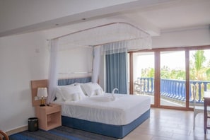 Suíte, sacada, vista para o mar | Cofres nos quartos, escrivaninha, espaço de trabalho para notebook