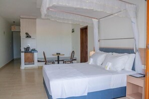Une chambre d’hôtel avec un lit, un petit bureau, une chaise et une table.