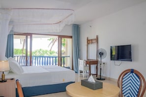 Quarto casal superior, sacada, vista para o jardim | Cofres nos quartos, escrivaninha, espaço de trabalho para notebook