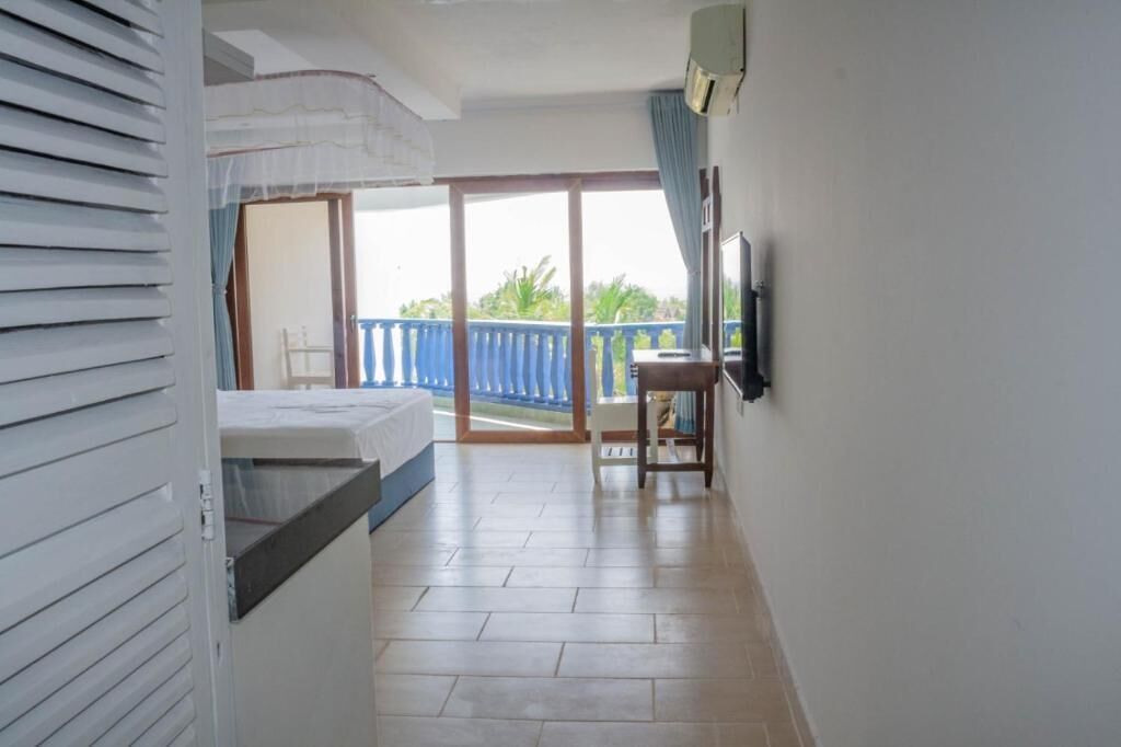 Quarto casal luxo, sacada, vista para o mar | Cofres nos quartos, escrivaninha, espaço de trabalho para notebook