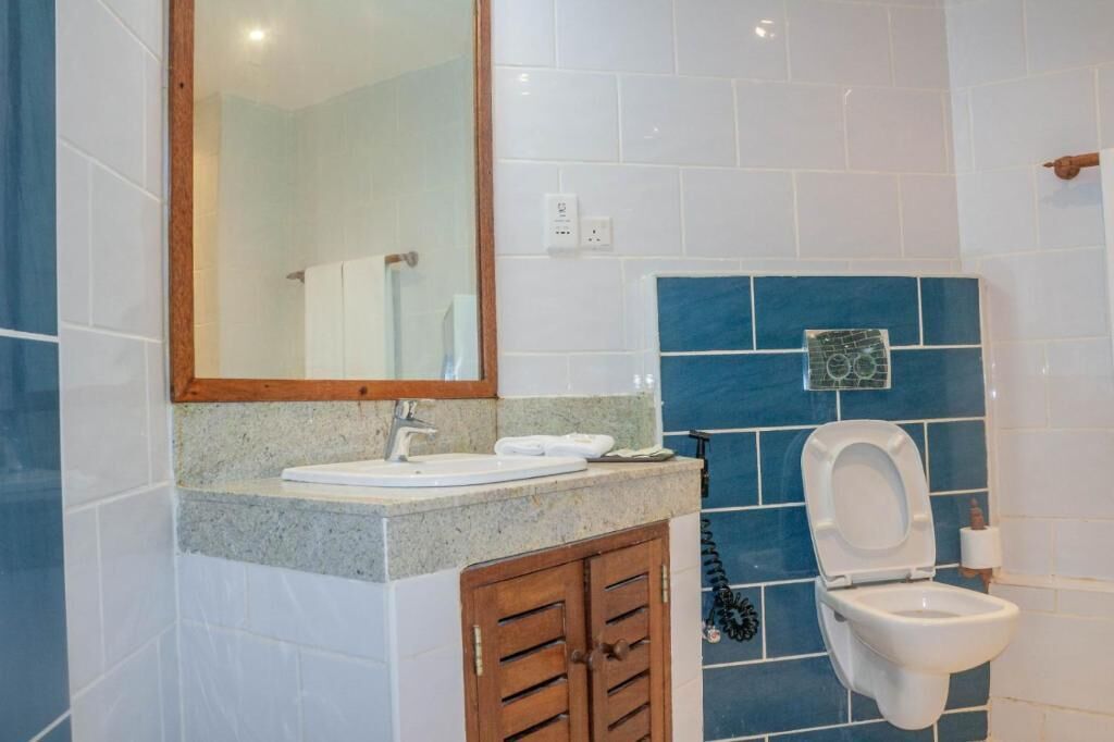 Suíte, sacada, vista para o mar | Banheiro | Chinelos 