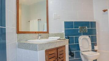 Suíte, sacada, vista para o mar | Banheiro | Chinelos