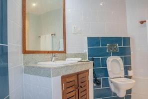 Suíte, sacada, vista para o mar | Banheiro | Chinelos