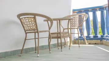 Quarto casal luxo, sacada, vista para o mar | Opções para refeição ao ar livre