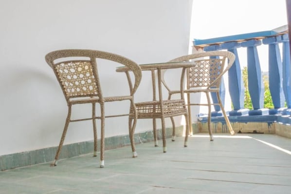 Quarto casal luxo, sacada, vista para o mar | Opções para refeição ao ar livre