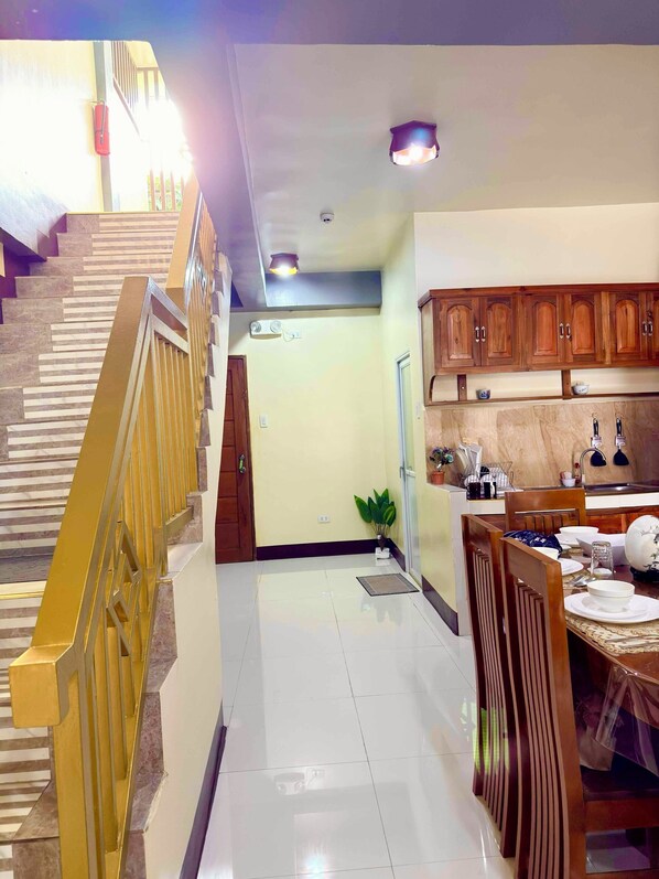 Dining - Wonderful 3-bedroom apartment with AC in Puerto Princesa City near to Airport! (Puerto Princesa City)